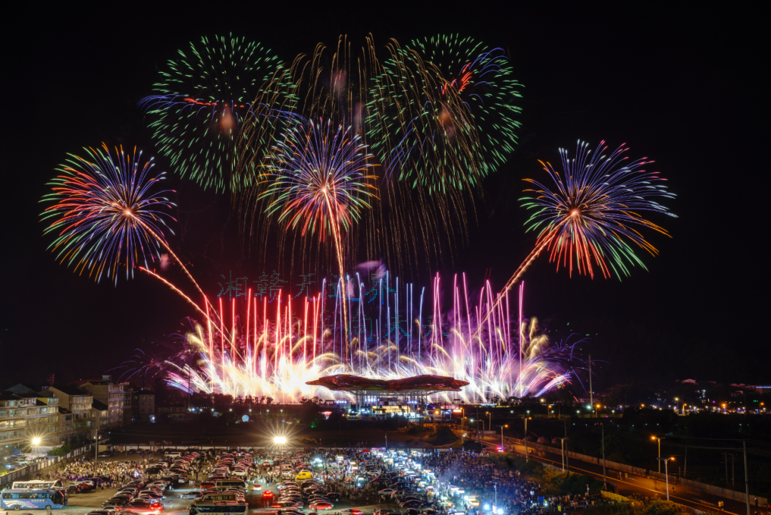 熱(rè)烈祝賀 中南(nán)煙(yān)花(huā) “龍飛(fēi)鳳舞(wǔ)”榮獲組合煙(yān)花(huā)專業(yè)燃放(fàng)類（夜景）金(jīn)獎！